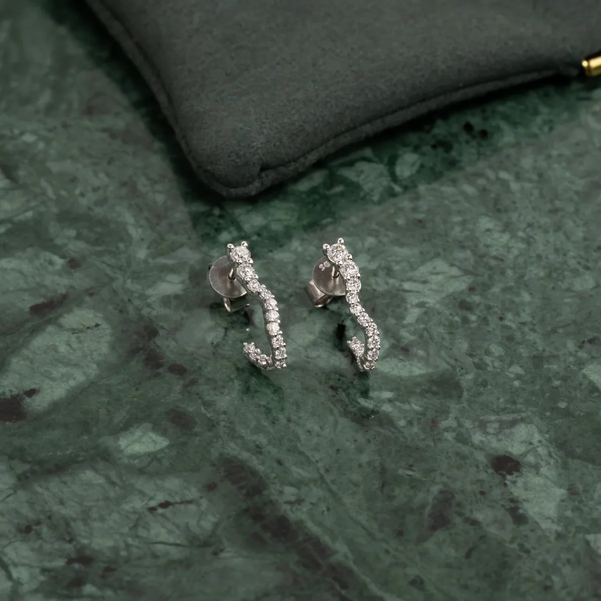 GRADUATING CURVED LAB-DIAMOND CREOL EARRING