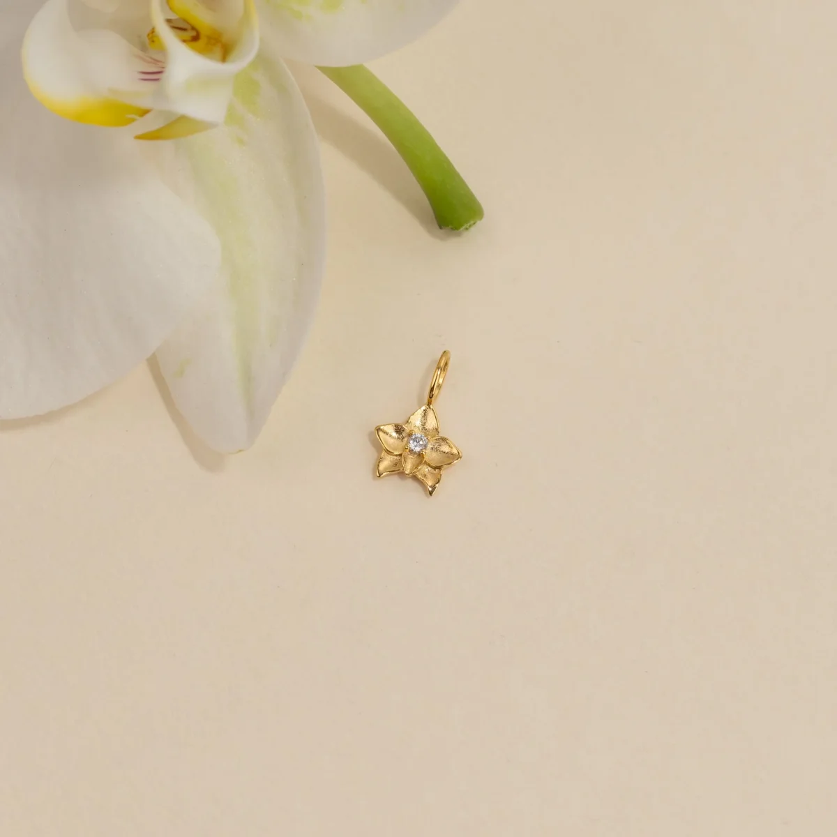 ODETTE CRYSTAL GOLDEN PENDANT